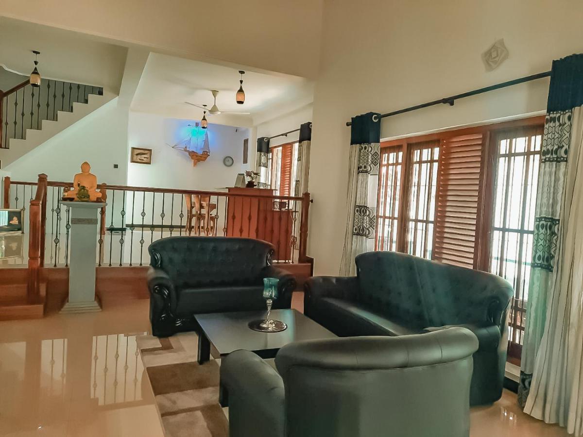 Hotel White House רטנאפורה מראה חיצוני תמונה