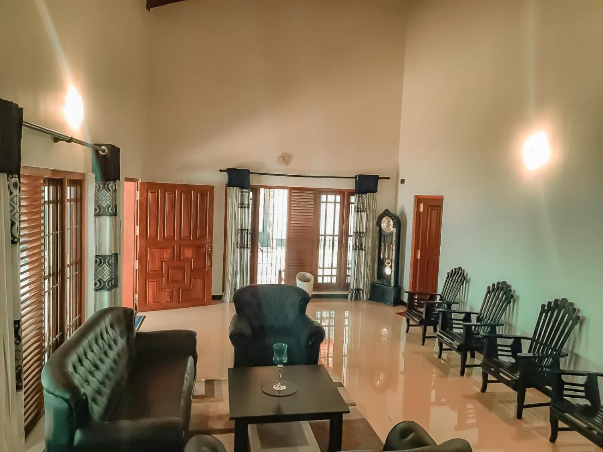 Hotel White House רטנאפורה מראה חיצוני תמונה