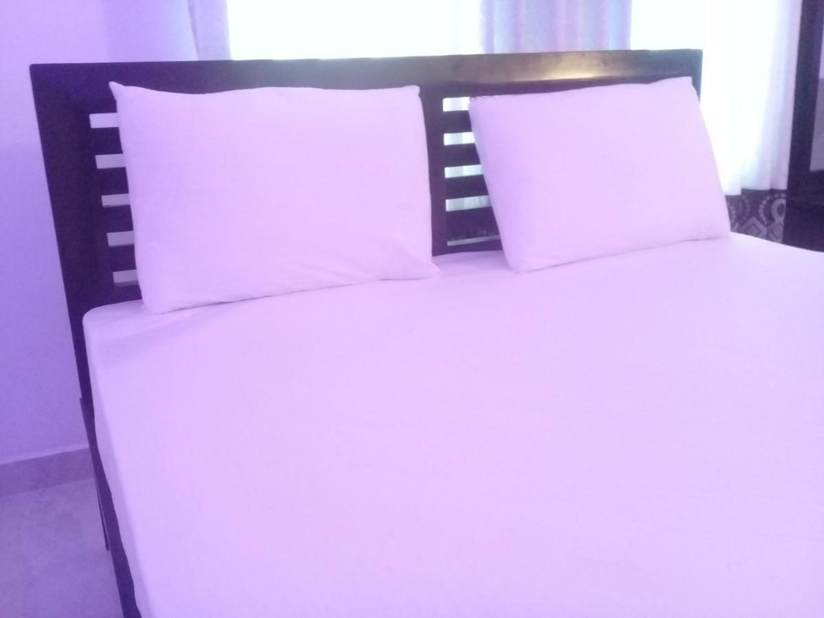 Hotel White House רטנאפורה מראה חיצוני תמונה
