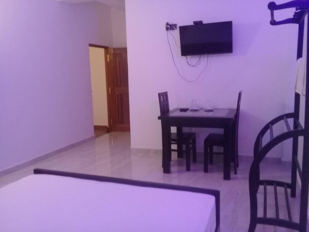 Hotel White House רטנאפורה מראה חיצוני תמונה