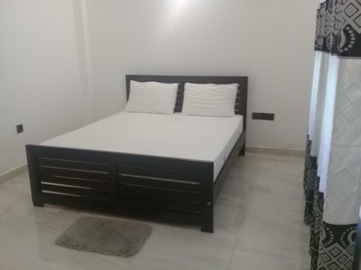 Hotel White House רטנאפורה מראה חיצוני תמונה